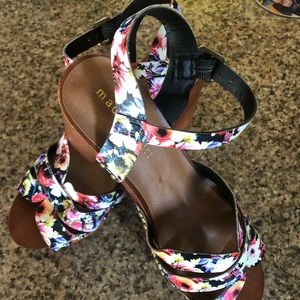 Madden bamboo light floral sandals low platform